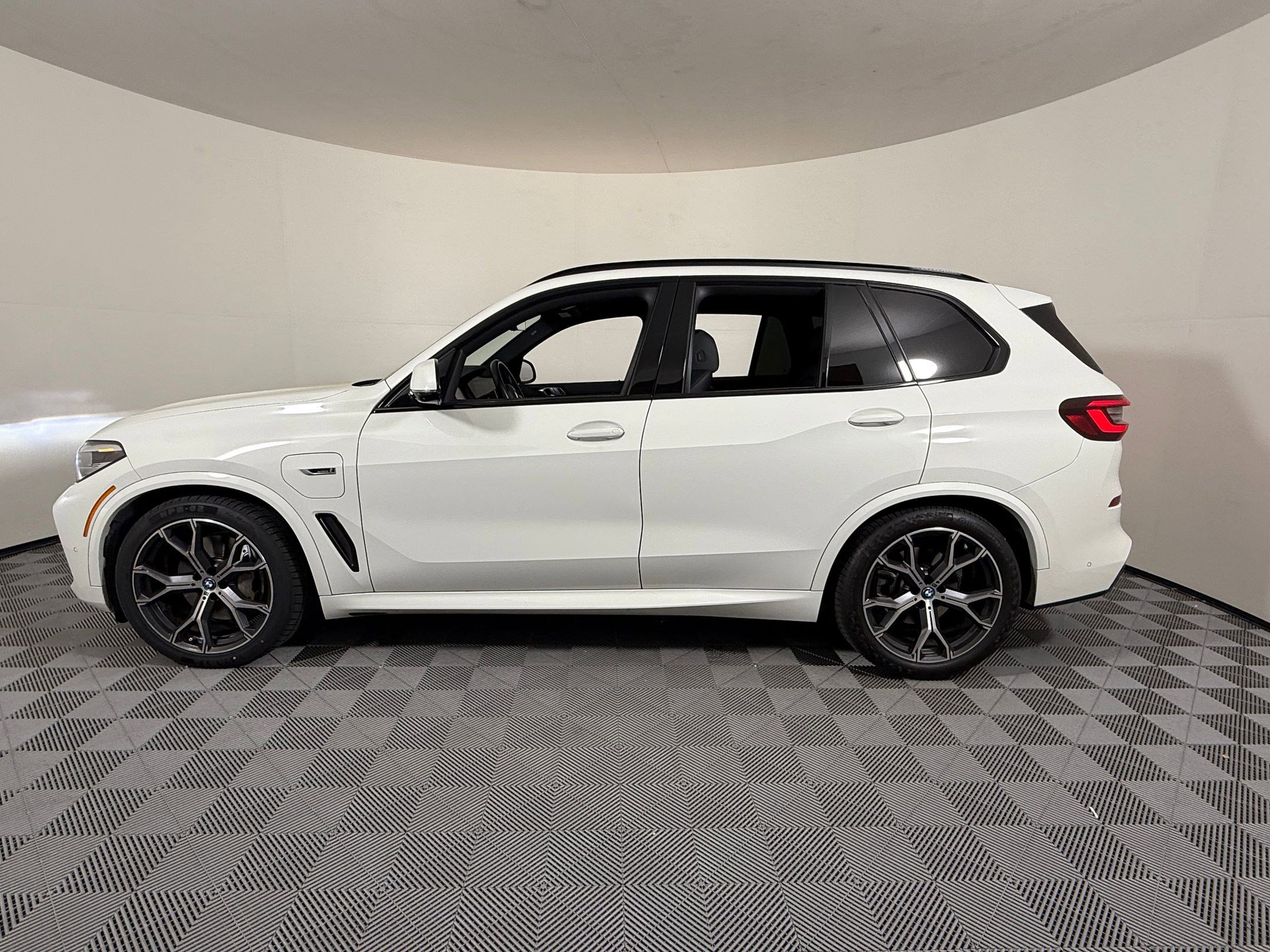 Used 2022 BMW X5 xDrive45e w/ M Sport Package image 2