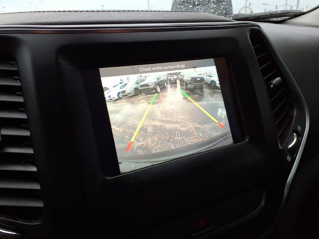 Certified 2019 Jeep Cherokee Latitude Plus w/ Cold Weather Group AWD/4WD image 18