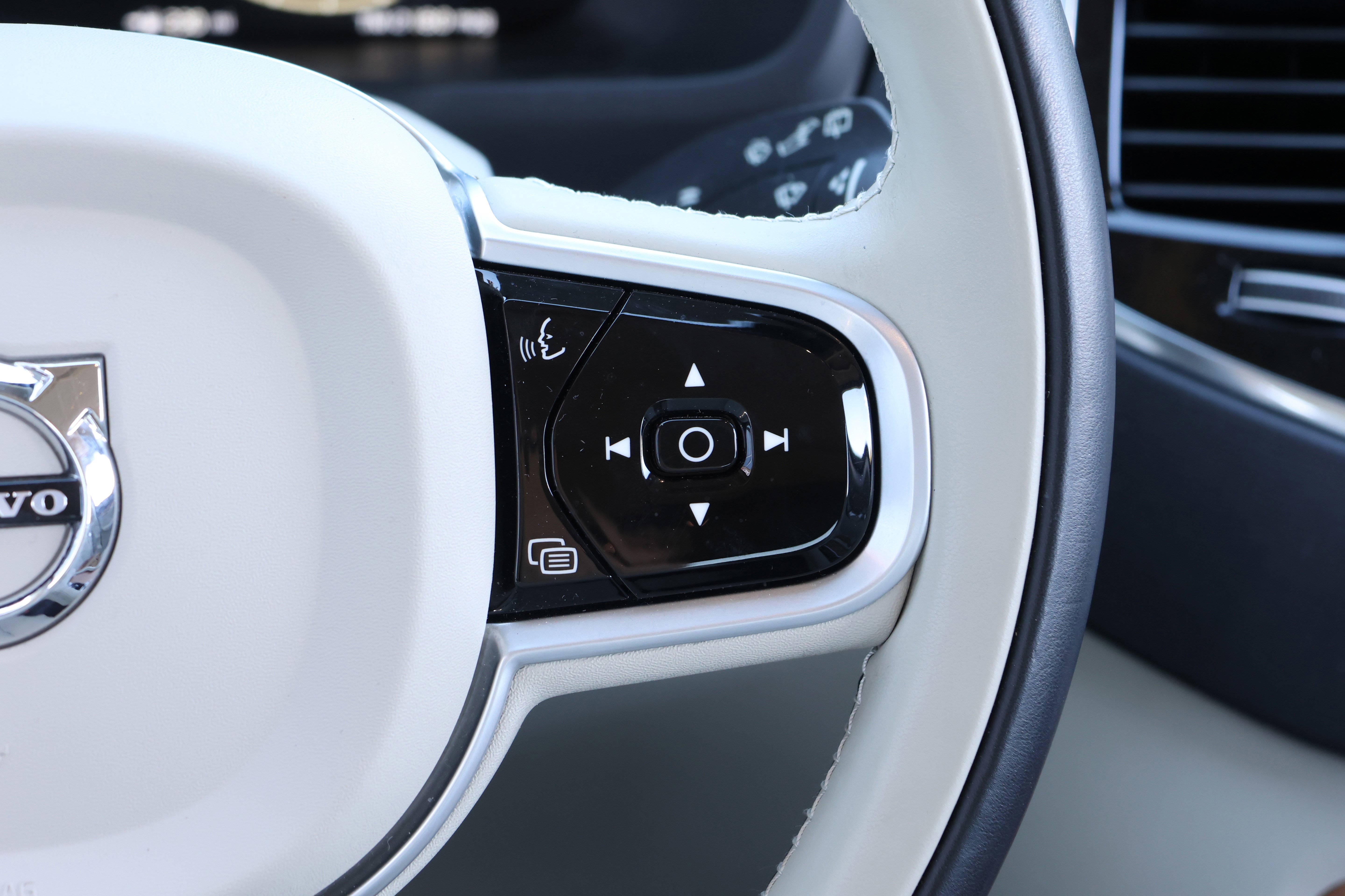 Used 2022 Volvo XC90 T6 Momentum w/ Advanced Package image 21