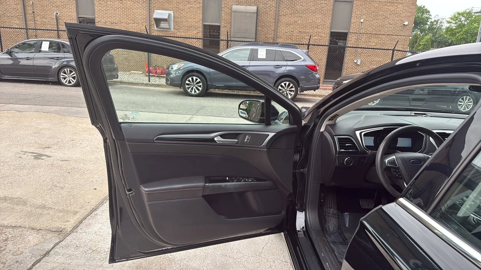 Used 2016 Ford Fusion SE FWD image 14
