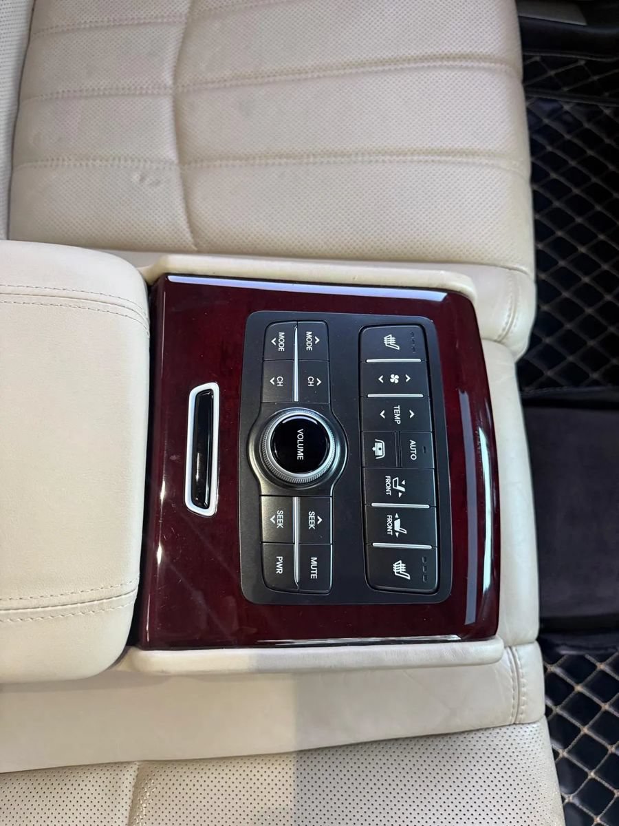 Used 2012 Hyundai Equus Signature RWD image 24