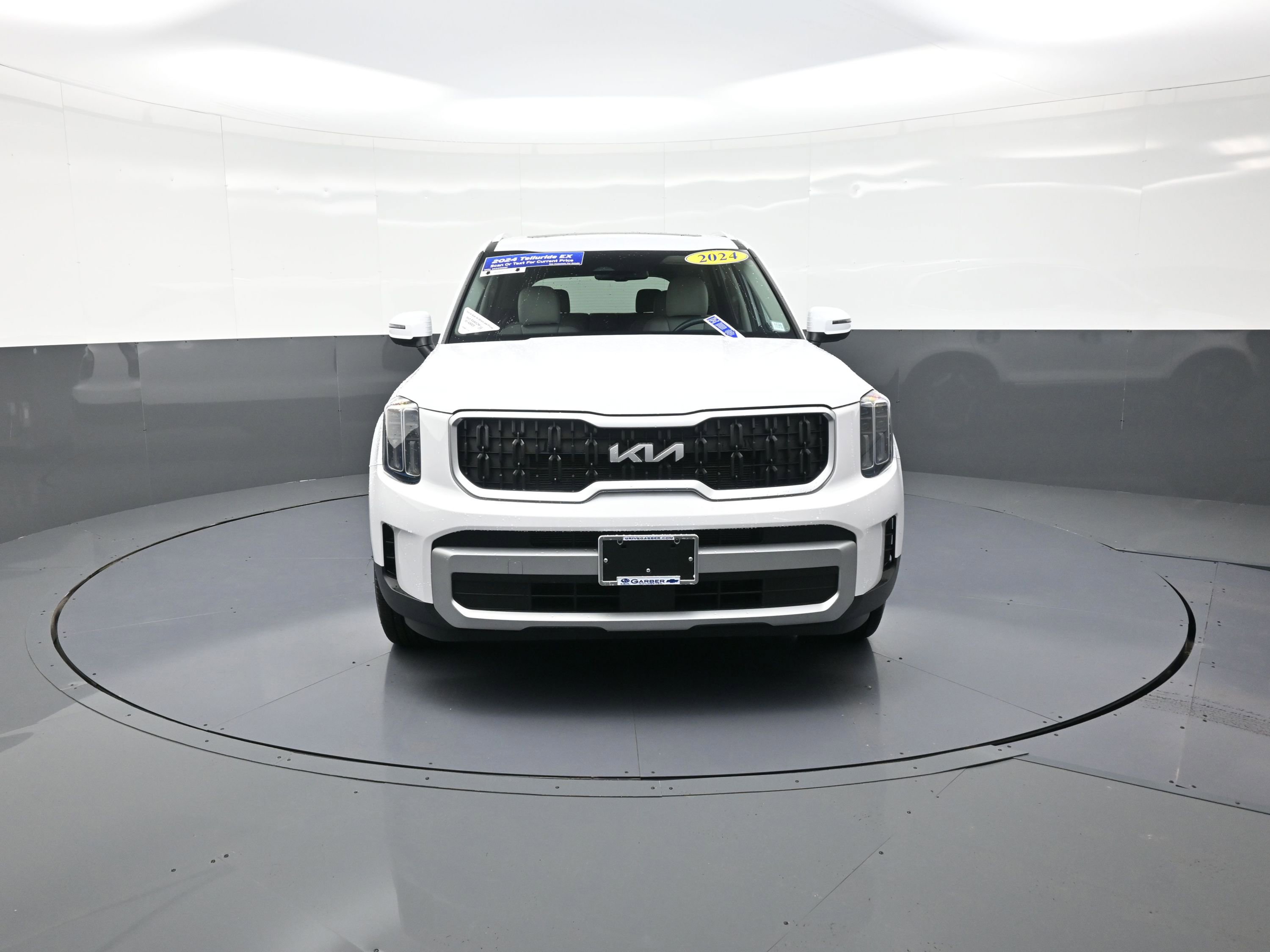 Used 2024 Kia Telluride EX w/ EX Captain's Chair Package image 8