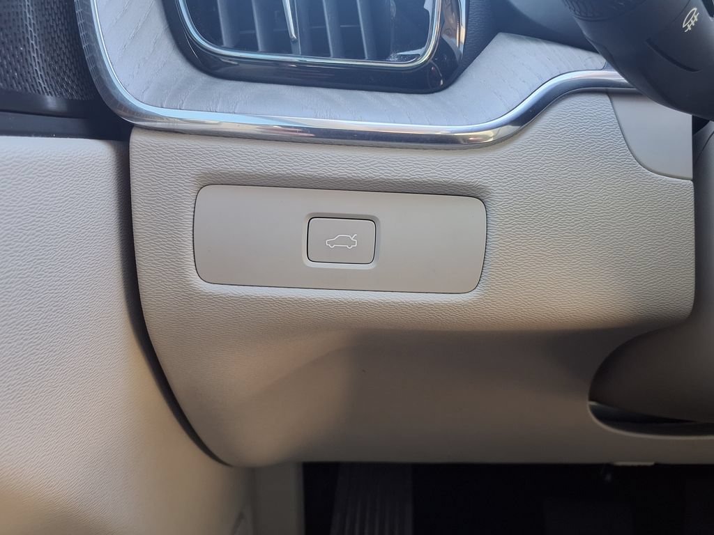 Certified 2024 Volvo XC60 B5 Plus w/ Protection Package Premier AWD/4WD image 31