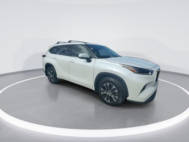 Used 2021 Toyota Highlander XLE image 2