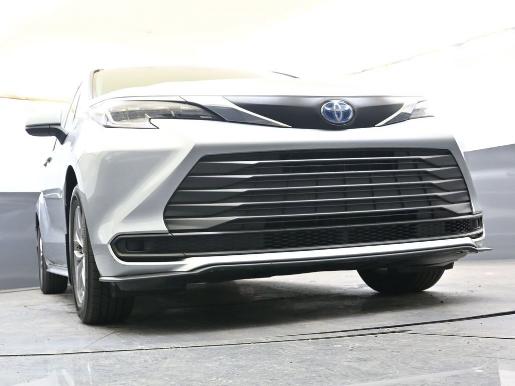 Used 2022 Toyota Sienna LE AWD/4WD image 35
