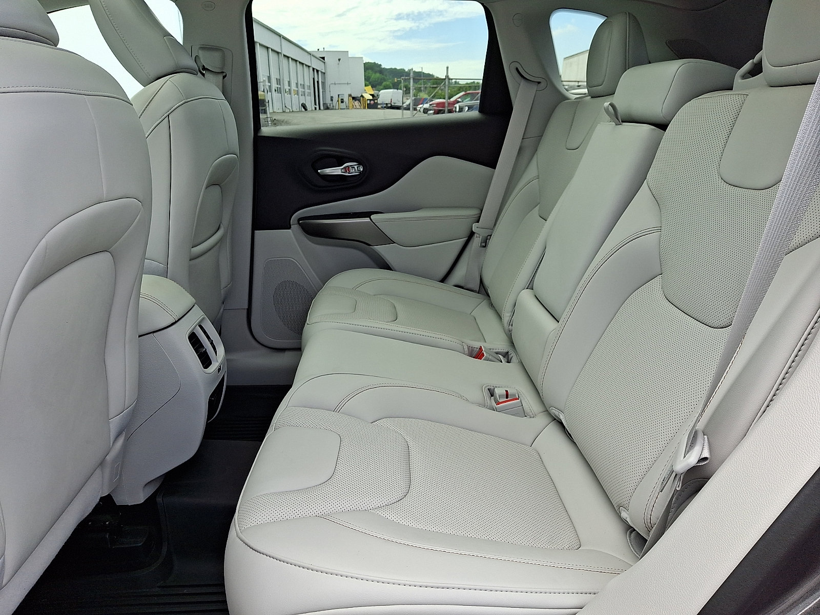 Used 2022 Jeep Cherokee Latitude Lux w/ Sun & Sound Group AWD/4WD image 10