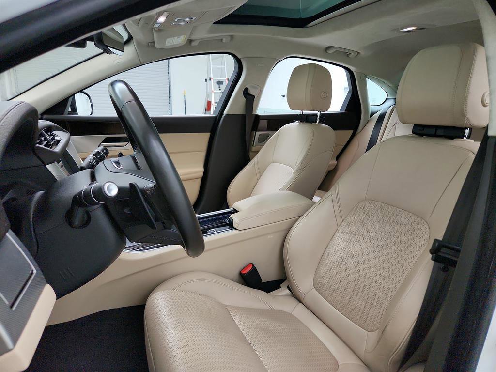 Used 2020 Jaguar XF Prestige image 14