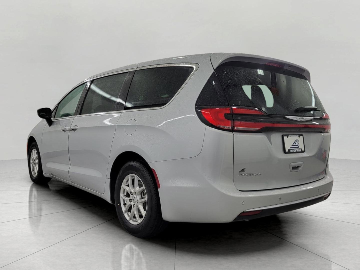 Used 2024 Chrysler Pacifica Touring-L image 18