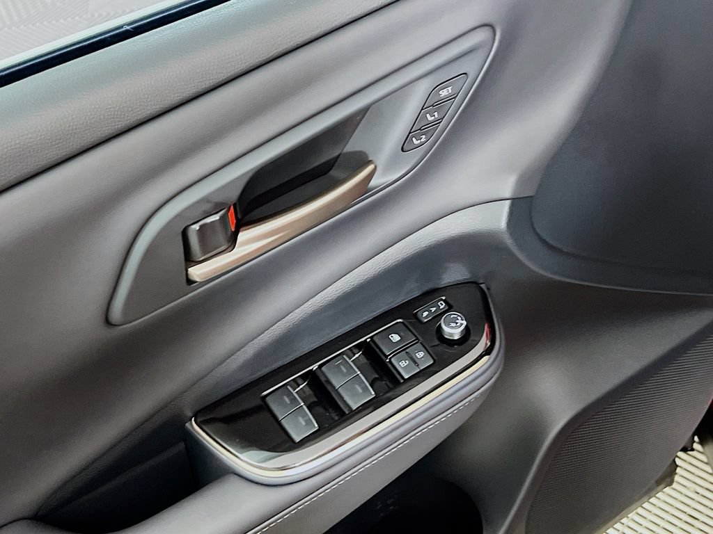 Used 2025 Toyota Crown Signia w/ Advanced Technology Package image 17