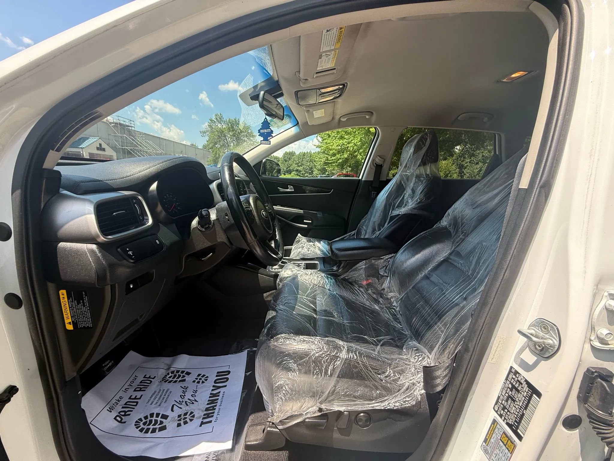 Used 2017 Kia Sorento LX Sport Utility 4D w/ LX Convenience Package image 9