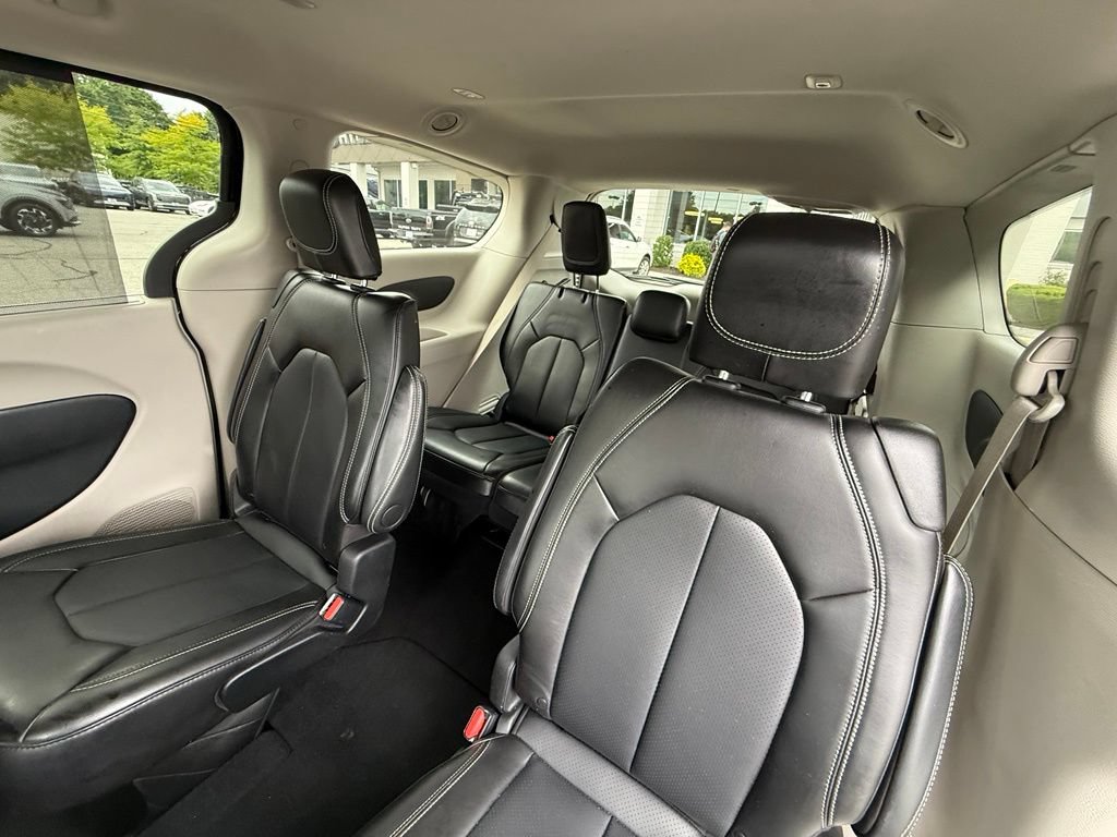 Used 2024 Chrysler Pacifica Touring-L FWD image 16