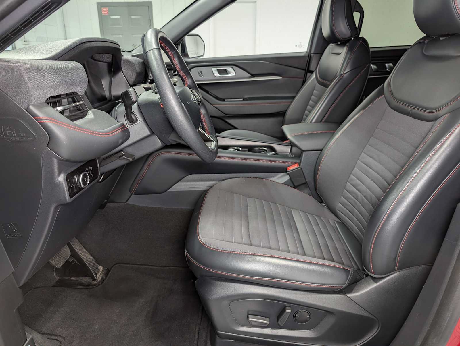 Used 2025 Ford Explorer ST-Line w/ ST-Line Street Pack AWD/4WD image 4