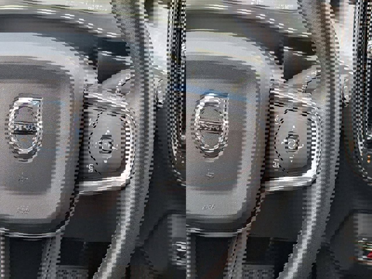 Used 2020 Volvo XC40 T4 Momentum w/ Protection Package Premier image 18