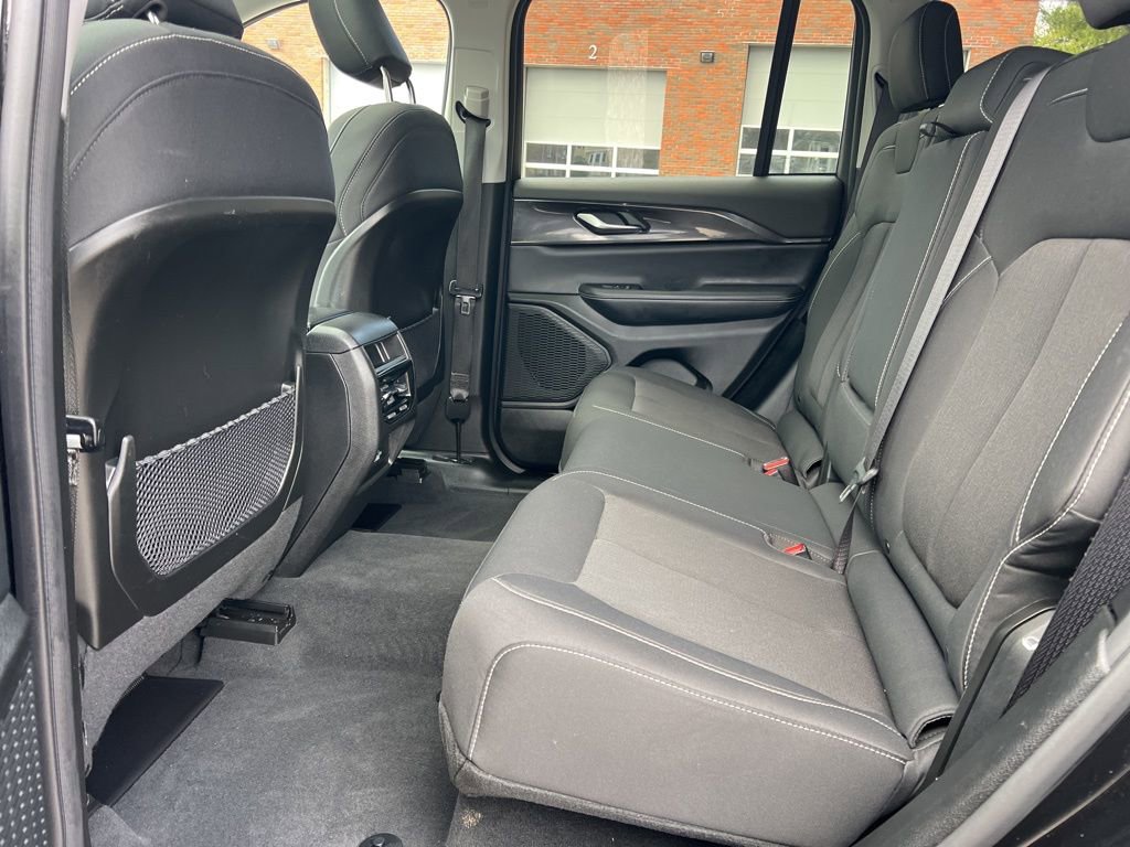 Used 2023 Jeep Grand Cherokee Laredo image 24