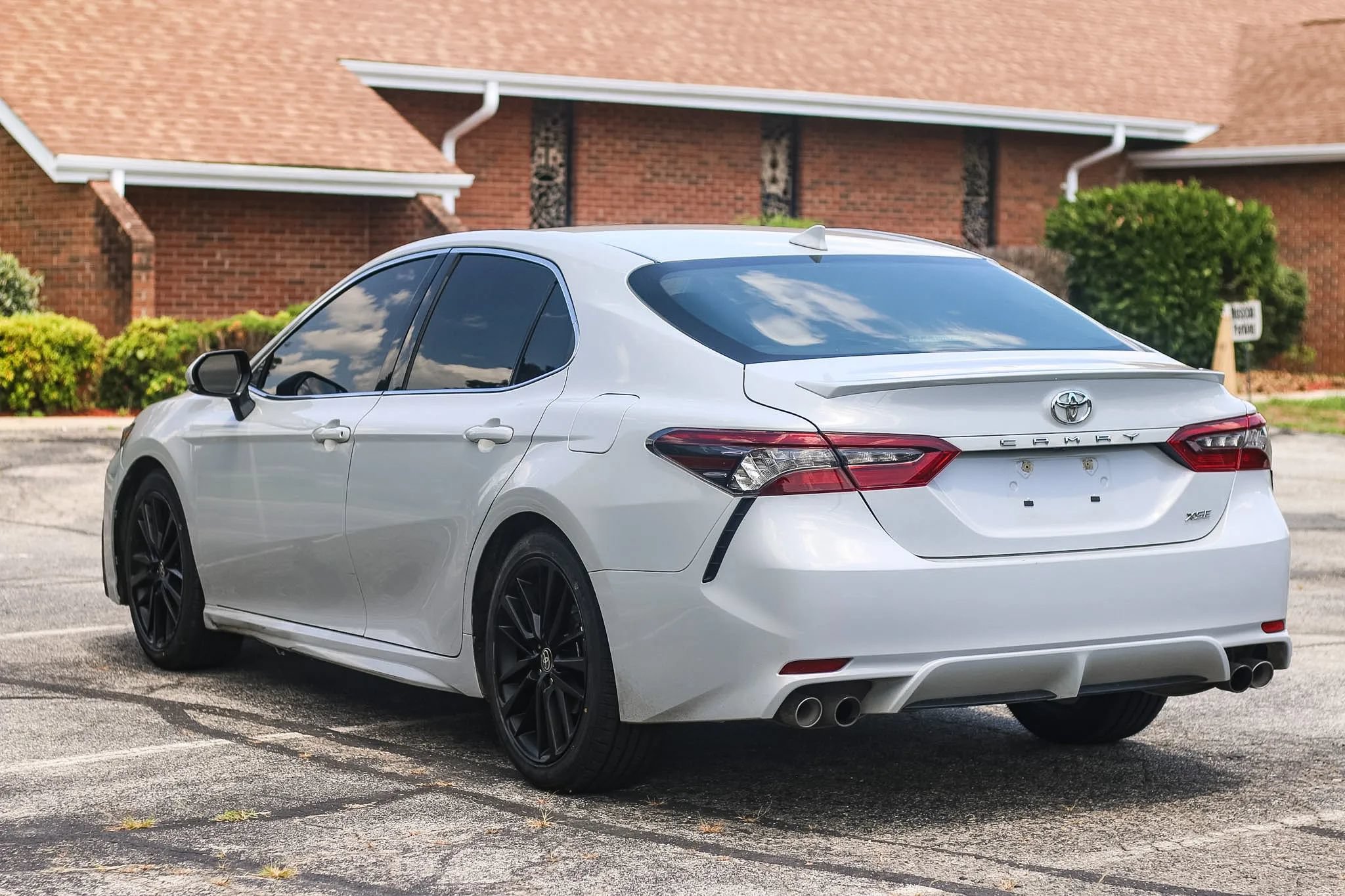 Used 2023 Toyota Camry XSE FWD image 3