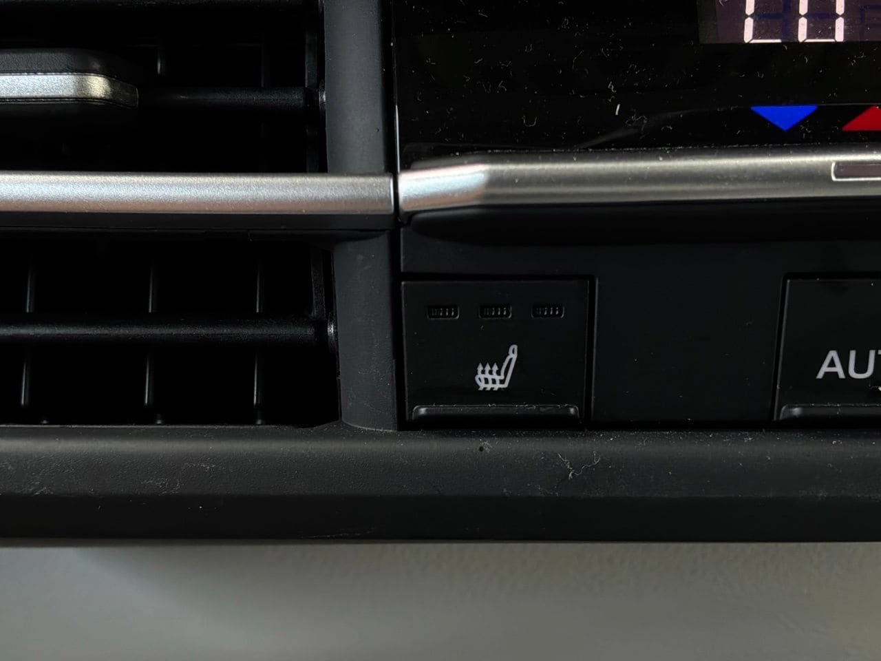 Used 2026 Toyota Sienna XLE FWD image 35
