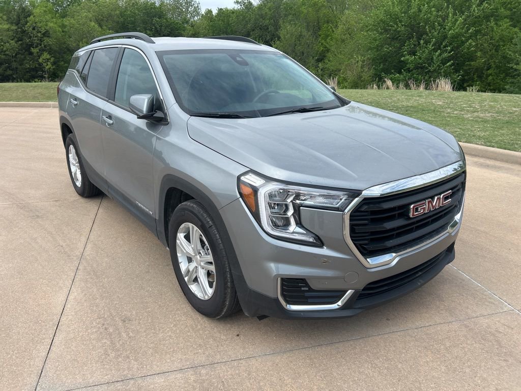 Used 2024 GMC Terrain SLE w/ Driver Convenience Package FWD image 4