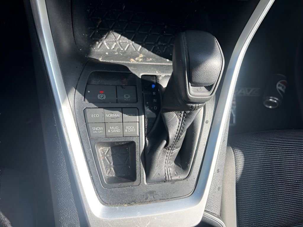 Used 2020 Toyota RAV4 LE w/ Carpet Mat Package AWD/4WD image 28