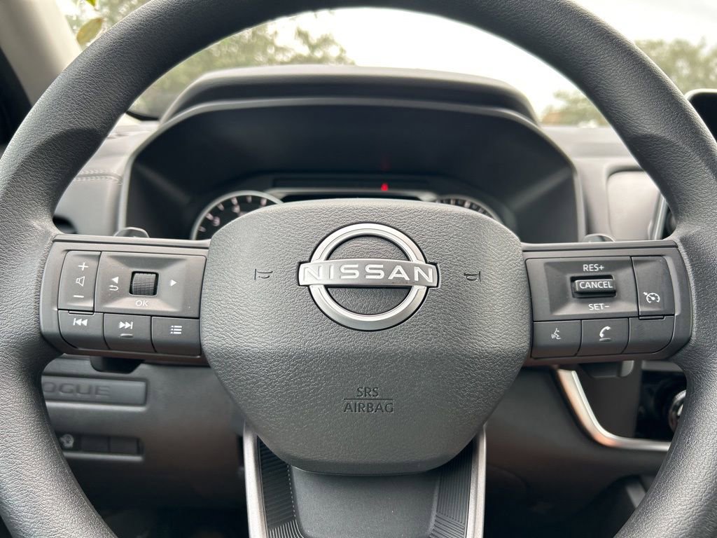 Used 2025 Nissan Rogue S AWD/4WD image 17
