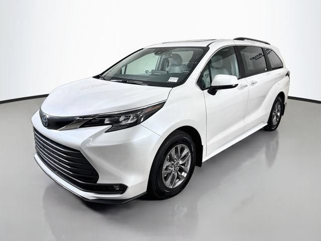 Used 2025 Toyota Sienna XLE FWD image 3