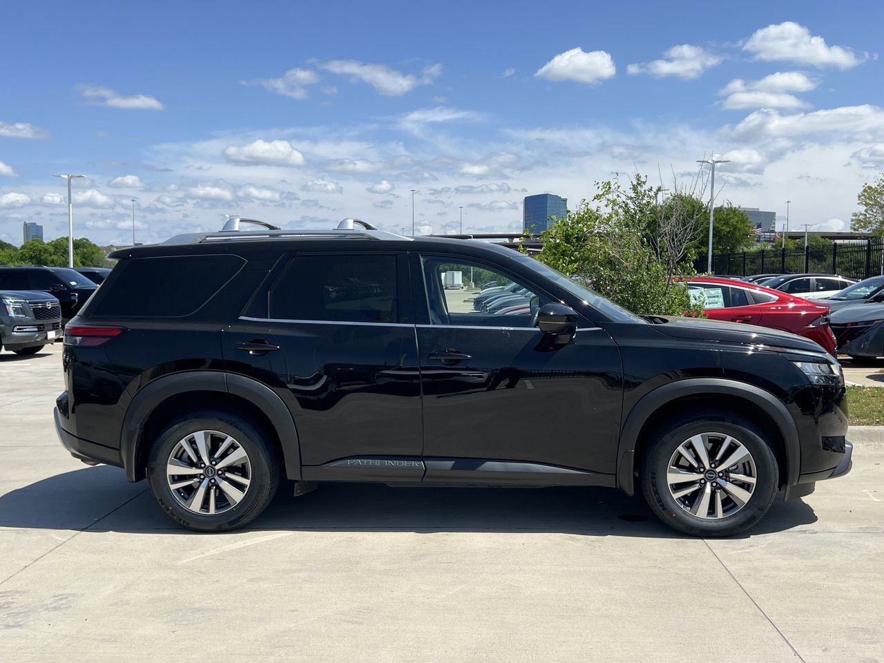 Certified 2024 Nissan Pathfinder SL image 3