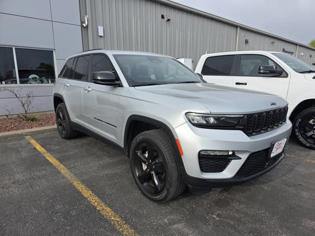 Used 2024 Jeep Grand Cherokee Limited w/ Black Appearance Package AWD/4WD video 1