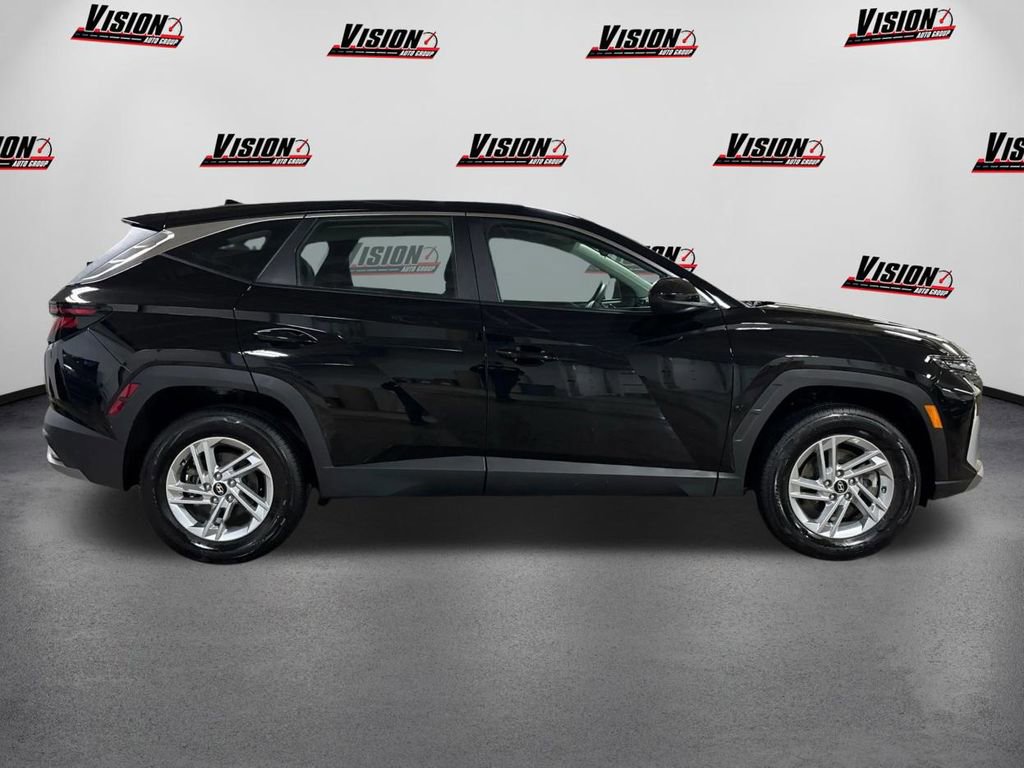 Certified 2025 Hyundai Tucson SE image 4
