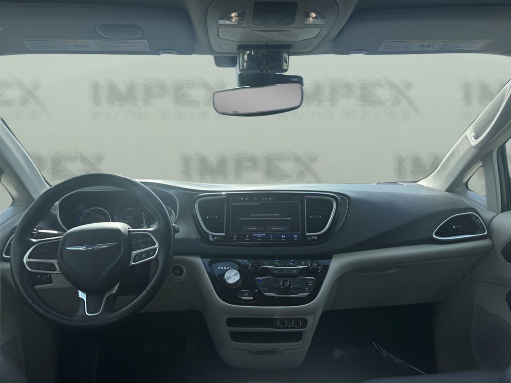 Used 2021 Chrysler Pacifica Touring-L image 12