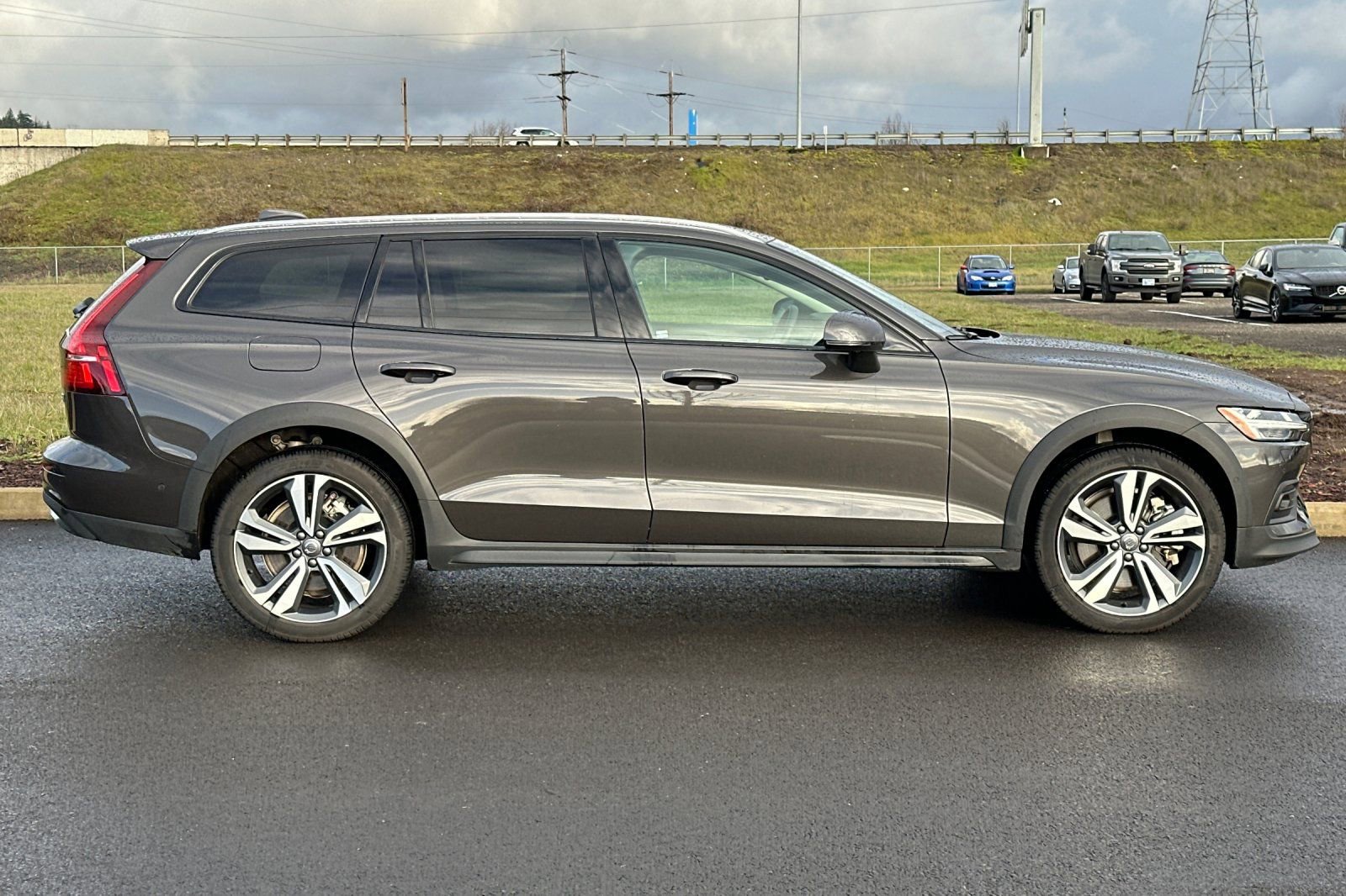 Used 2025 Volvo V60 B5 Cross Country Plus image 2