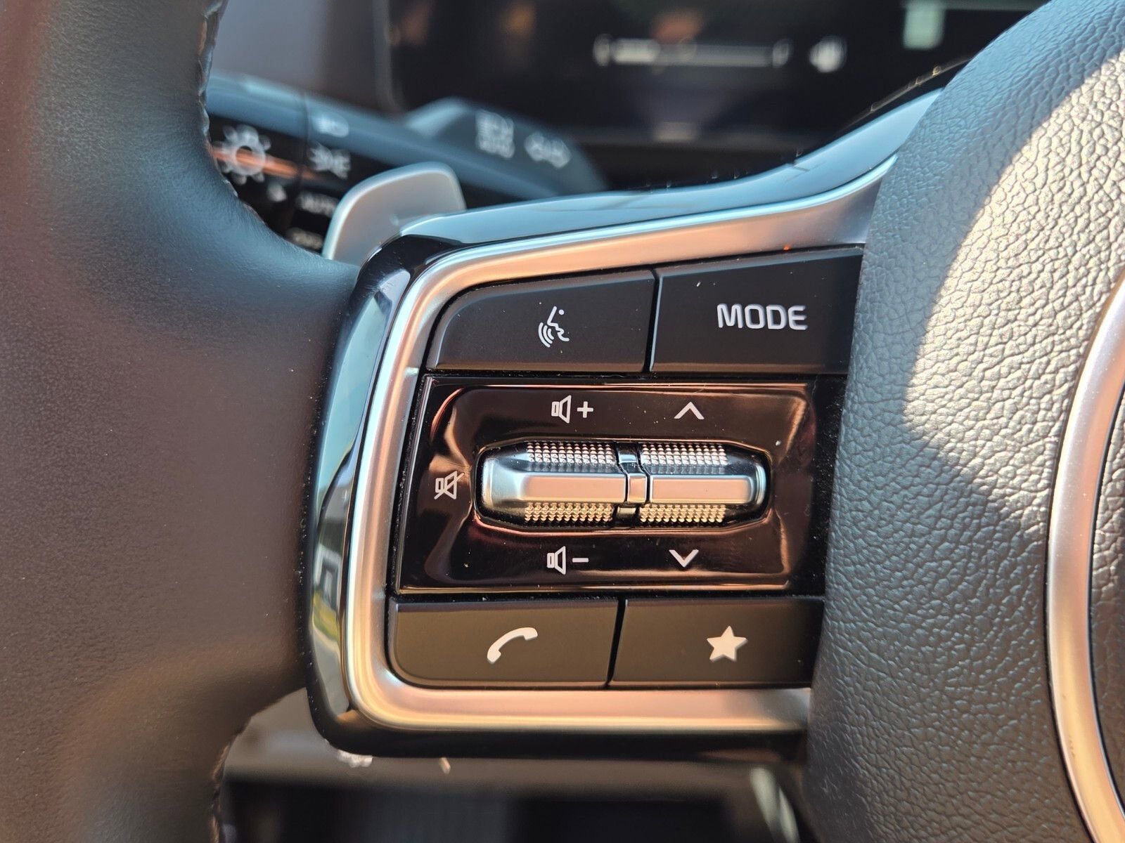 Used 2025 Kia Carnival EX image 28