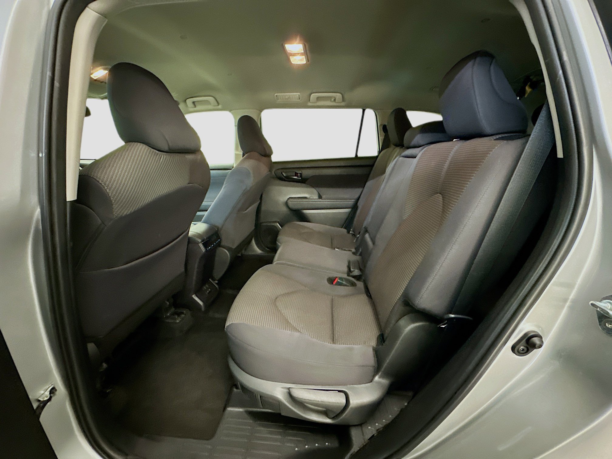 Used 2024 Toyota Highlander LE image 29