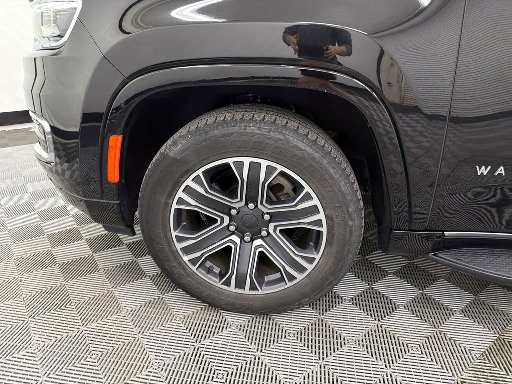 Used 2024 Jeep Wagoneer L Series II RWD image 13