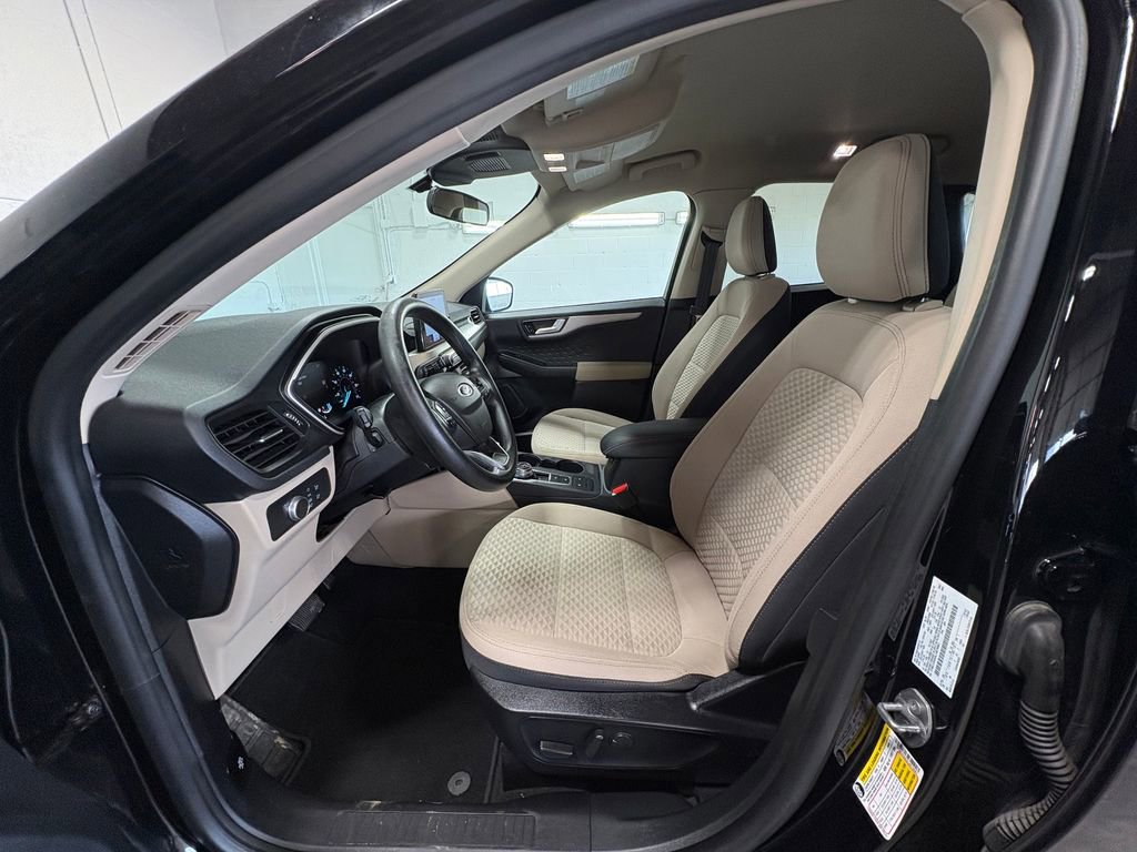 Used 2020 Ford Escape SE image 17