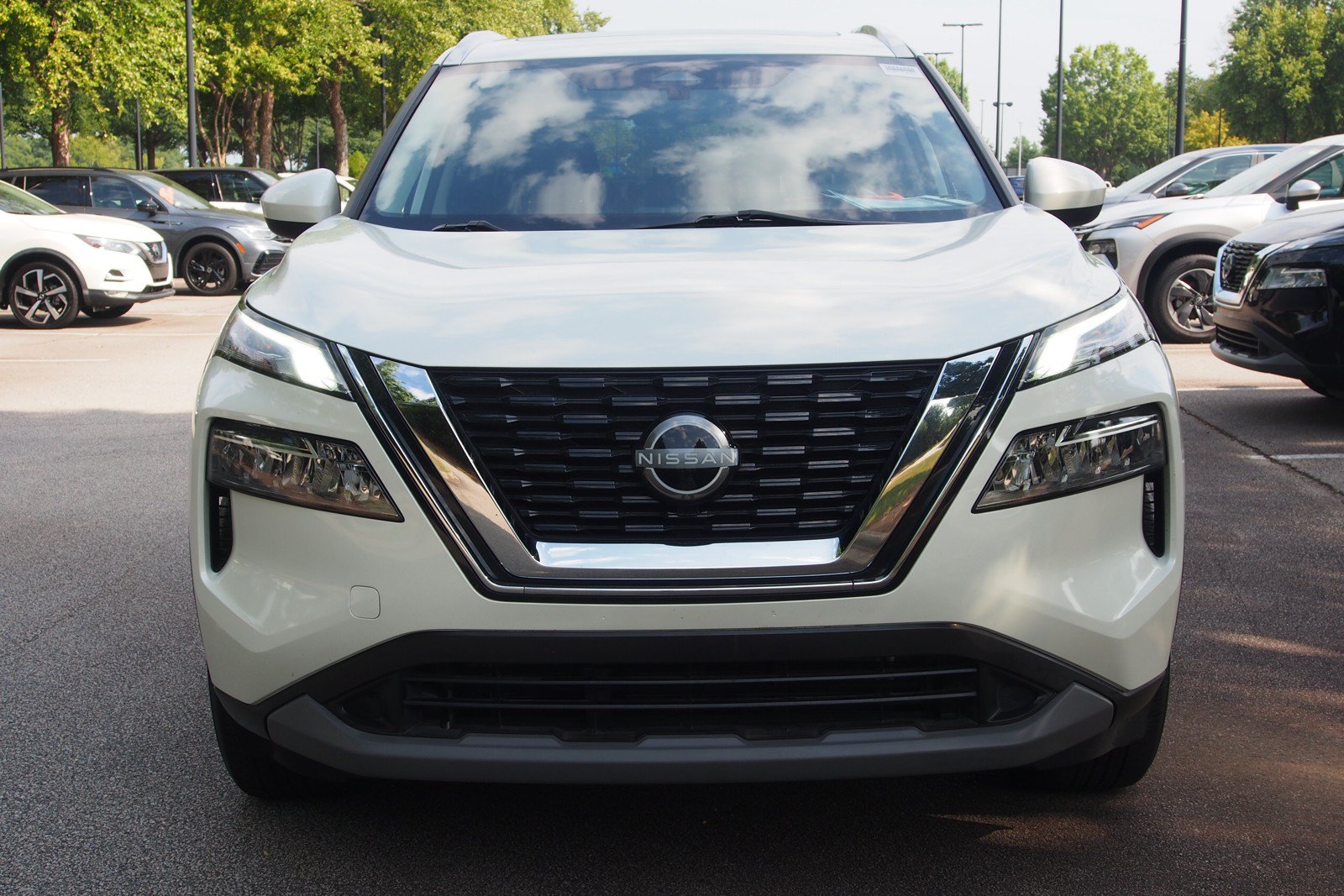 Used 2023 Nissan Rogue SV w/ SV Premium B Package FWD image 2