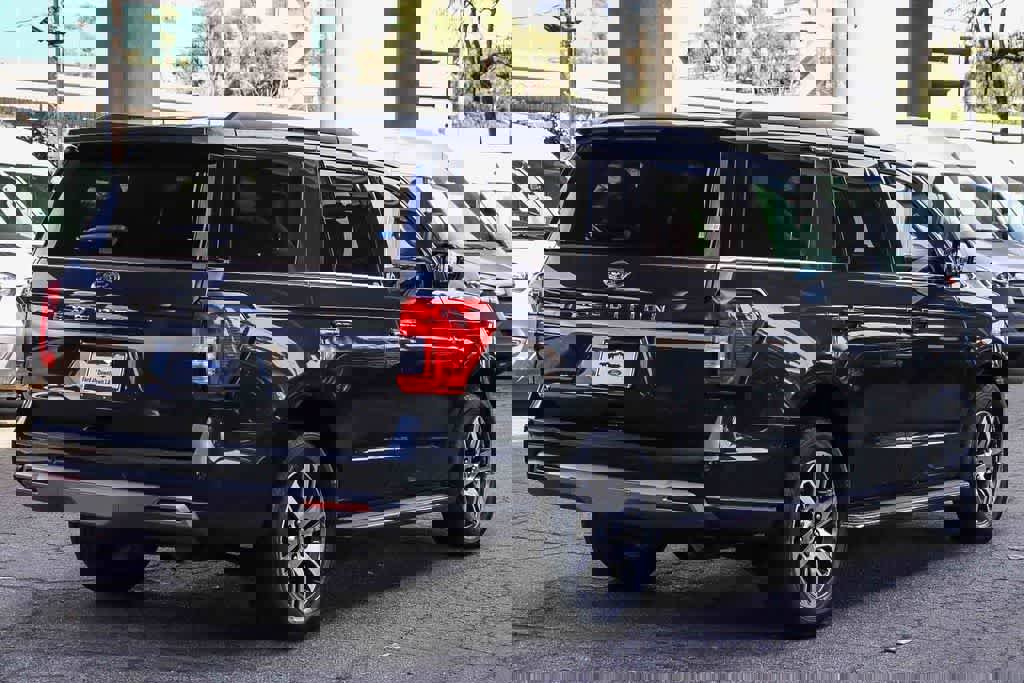 Used 2022 Ford Expedition XLT image 4