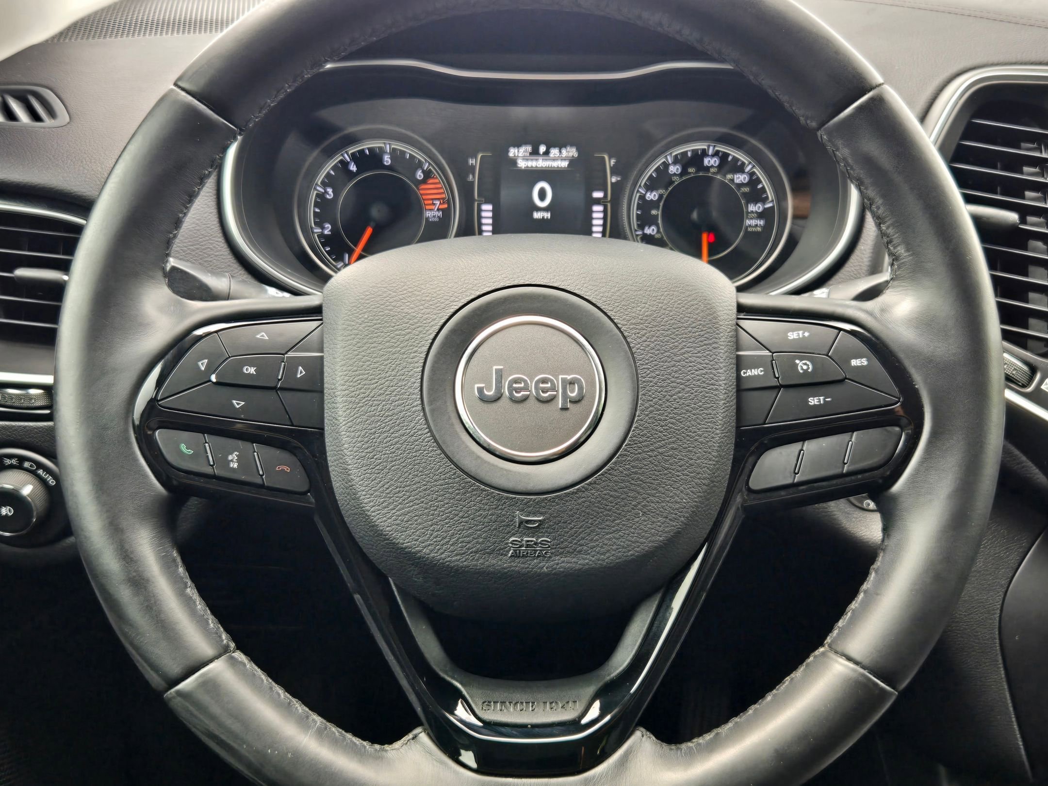 Used 2019 Jeep Cherokee Latitude Plus FWD image 17