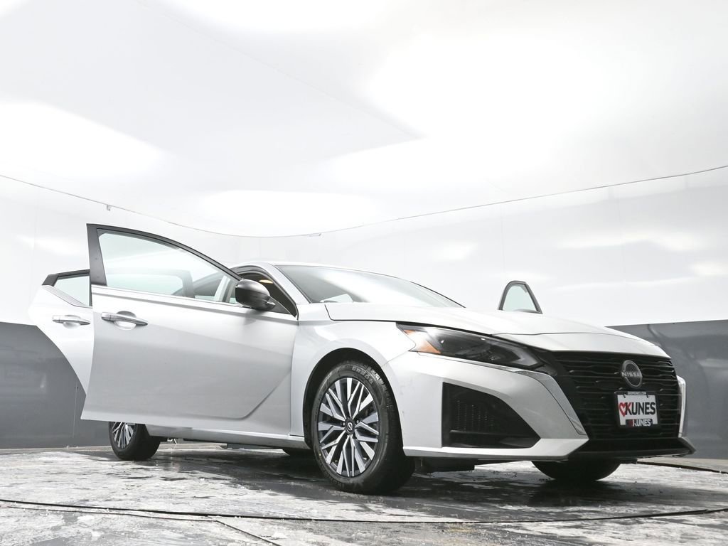 Used 2024 Nissan Altima 2.5 SV FWD image 73