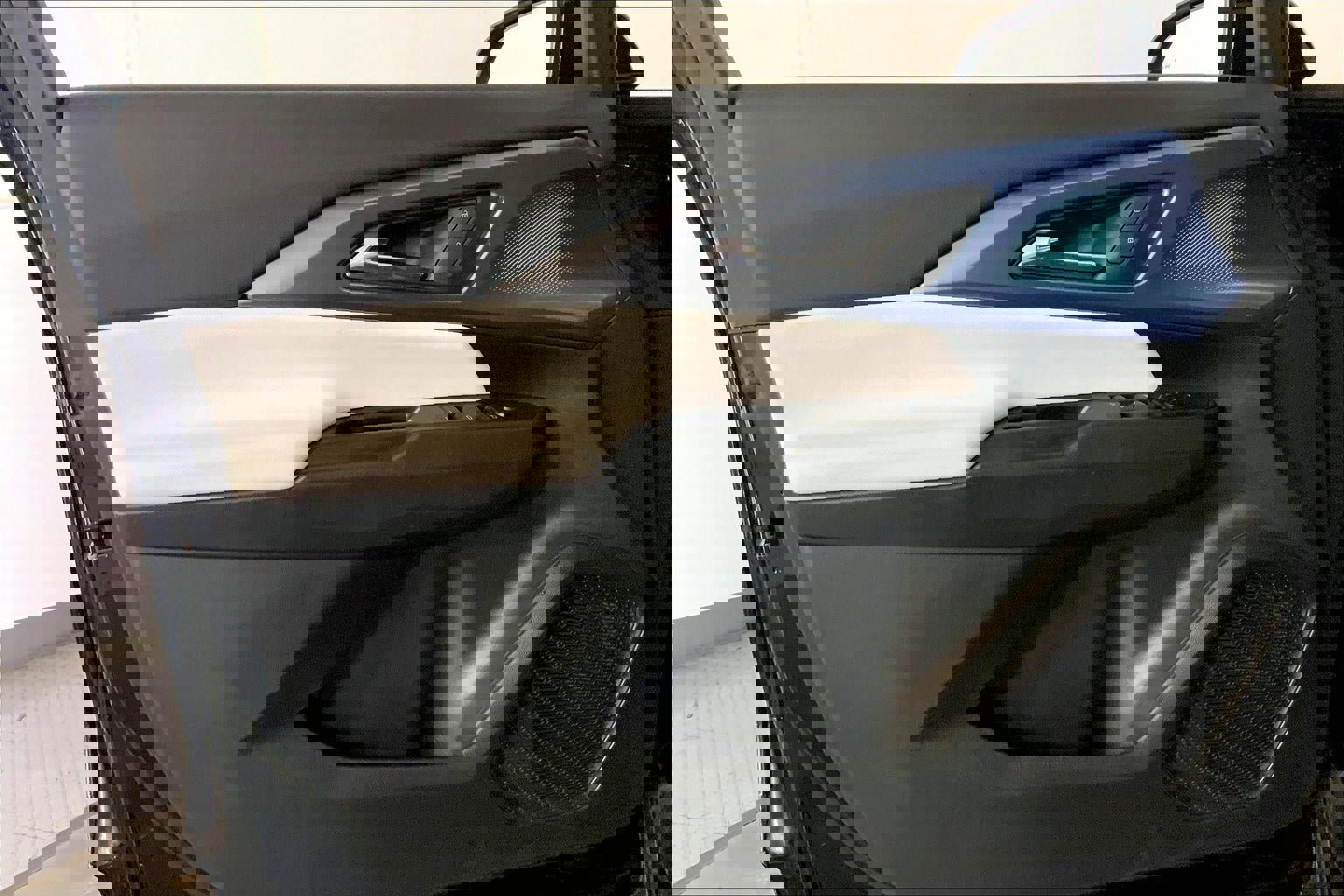 Used 2025 Chevrolet Equinox EV LT FWD image 24