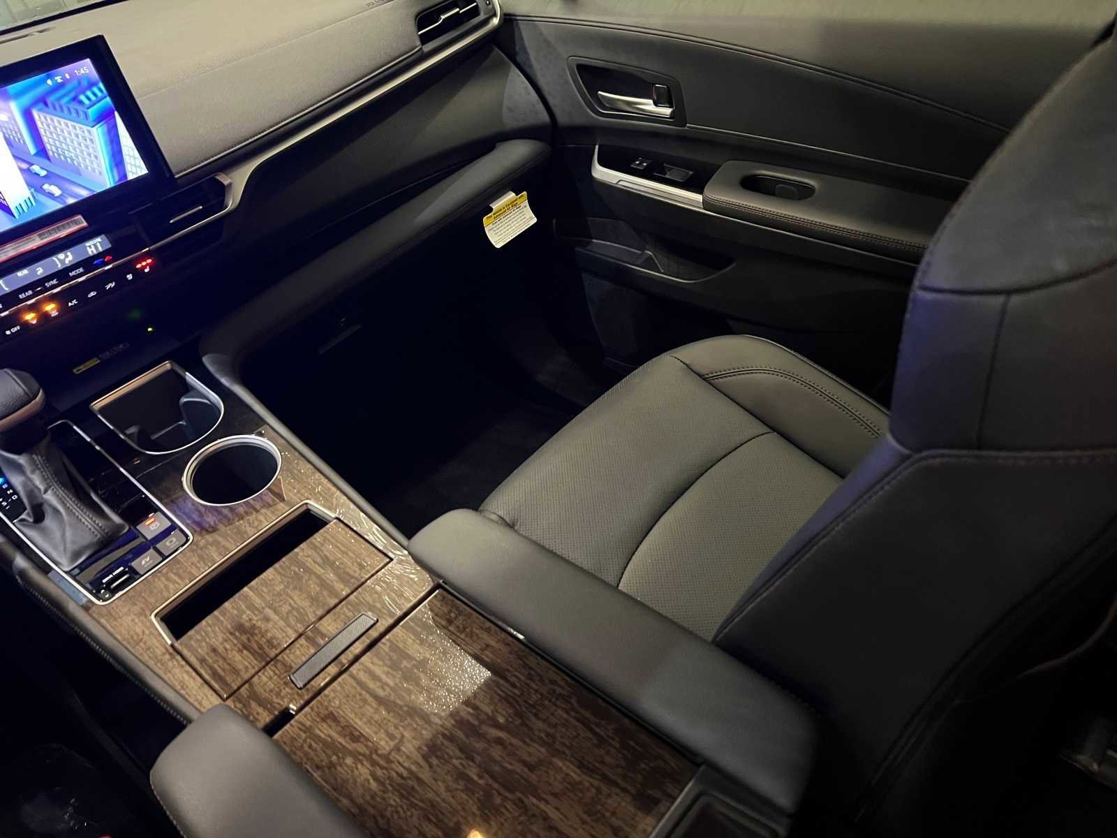 Used 2025 Toyota Sienna Limited image 11