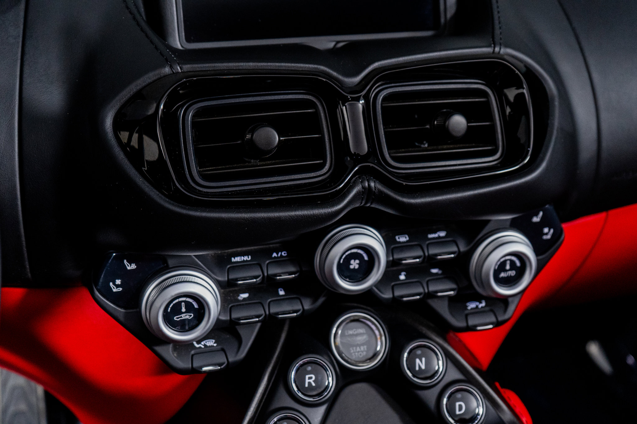 Used 2021 Aston Martin V8 Vantage Roadster image 35