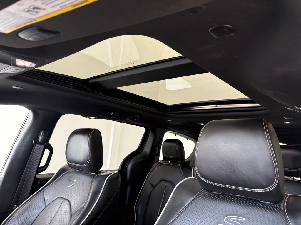 Used 2025 Chrysler Pacifica Limited FWD image 16