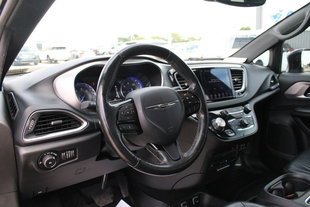 Used 2019 Chrysler Pacifica Touring-L Plus w/ S Appearance Package FWD image 2