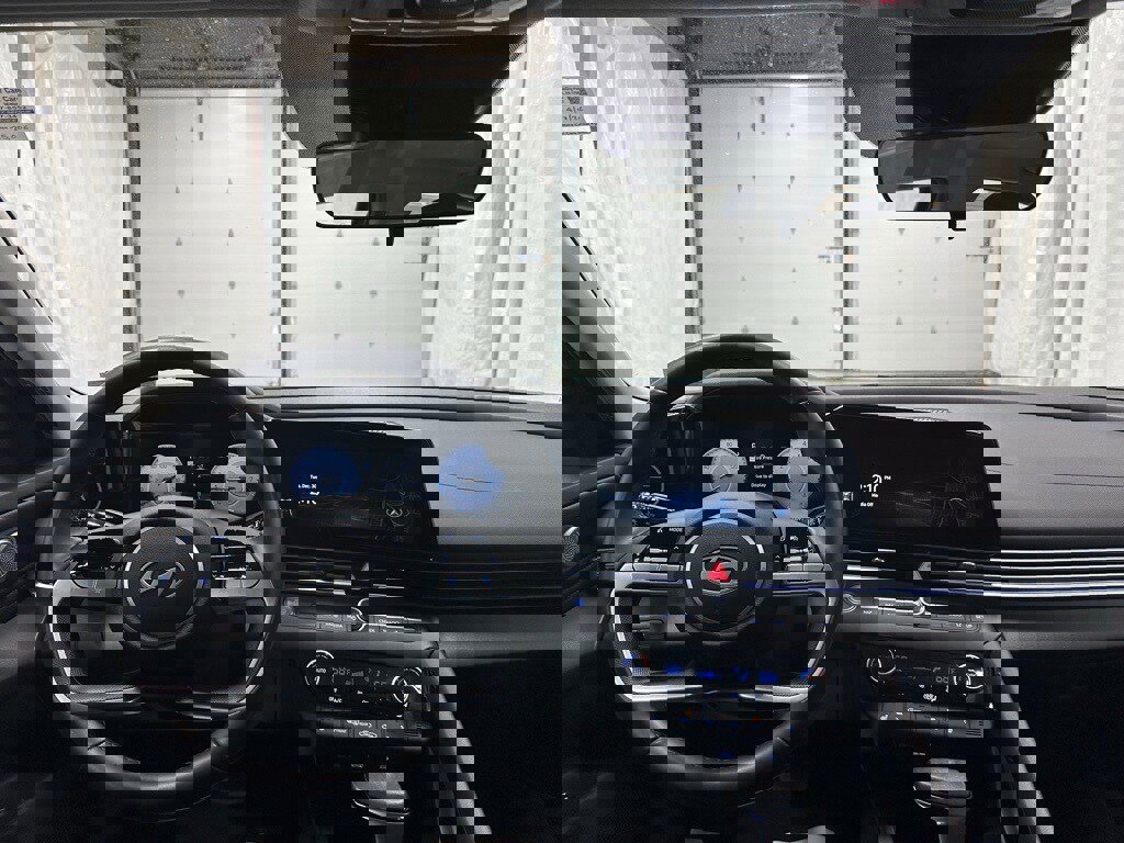 Used 2025 Hyundai Elantra SEL w/ Cargo Package image 16