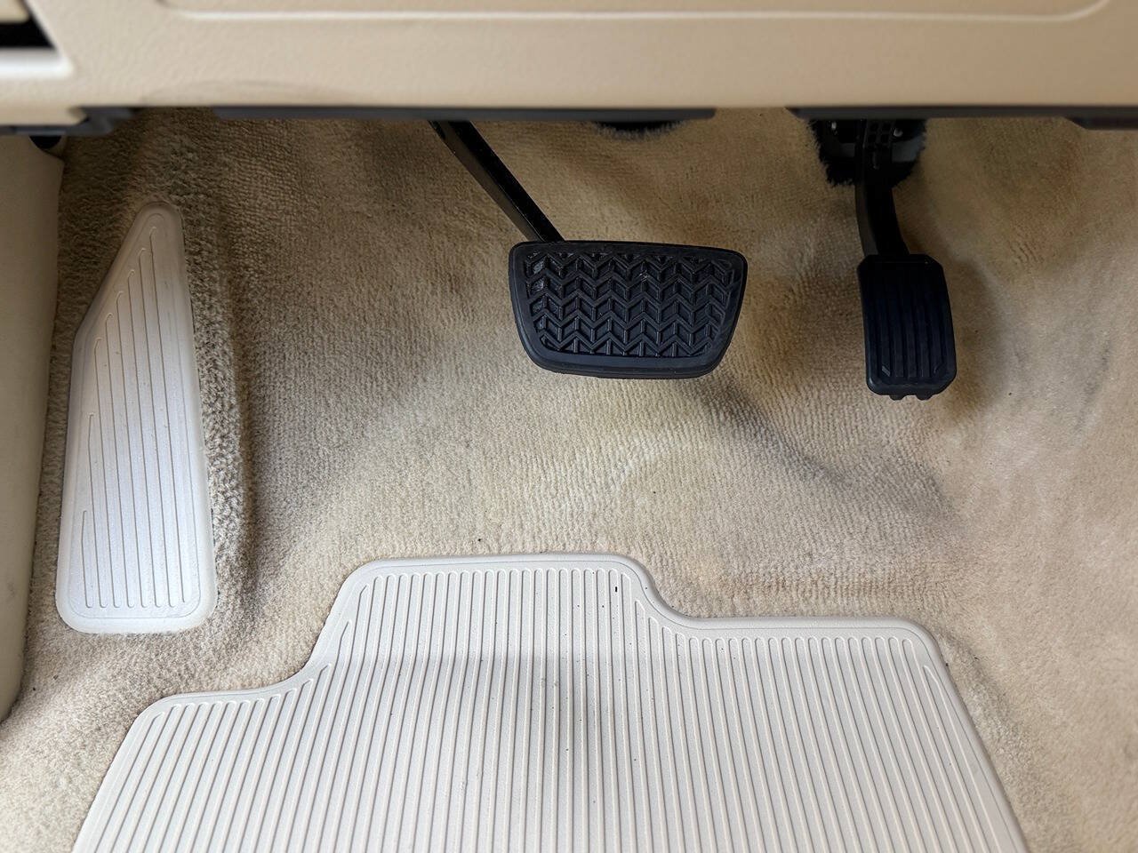 Used 2013 Lexus LX 570 4WD w/ Luxury Pkg image 75