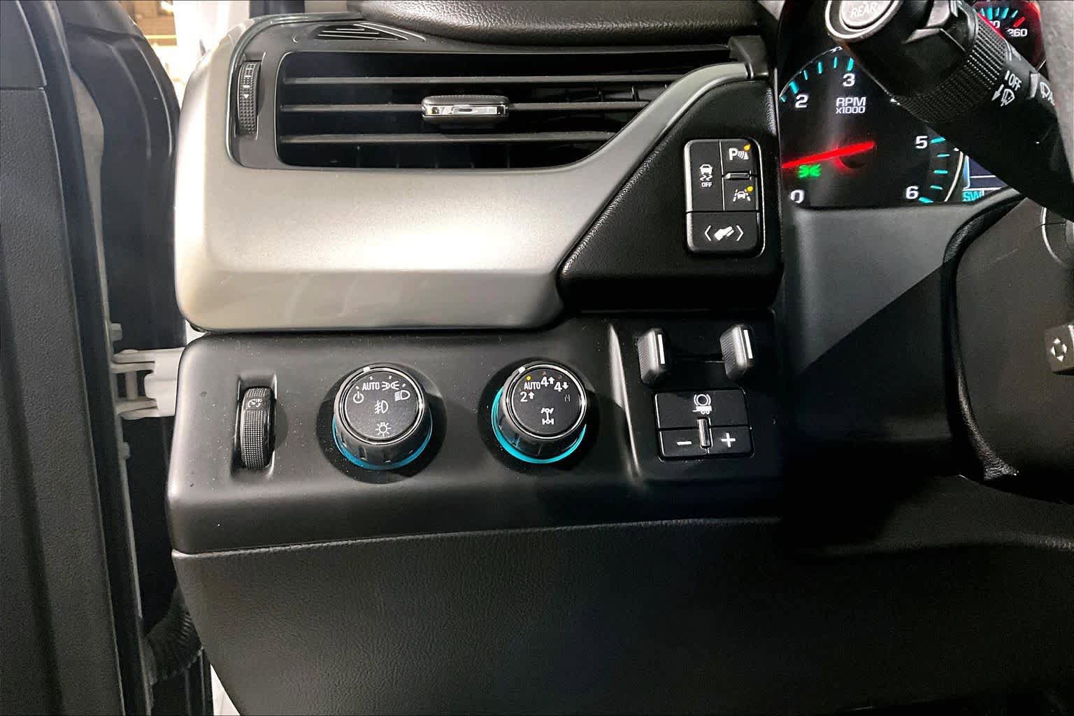 Used 2019 Chevrolet Suburban Premier AWD/4WD image 35