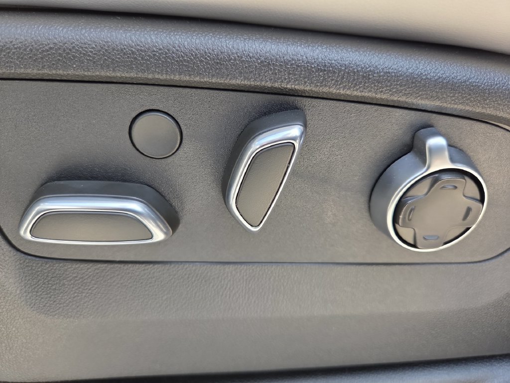Used 2025 Cadillac Escalade ESV Sport Platinum w/ LPO, Floor Liner Package AWD/4WD image 17