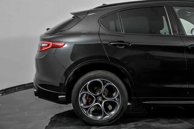 Used 2023 Alfa Romeo Stelvio Veloce AWD/4WD image 11