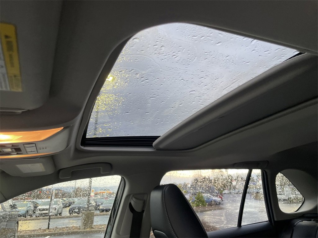 Used 2021 Toyota RAV4 XLE Premium image 10