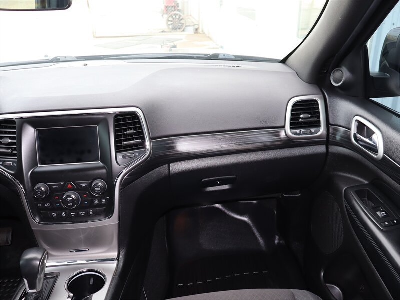 Used 2019 Jeep Grand Cherokee Laredo AWD/4WD image 12