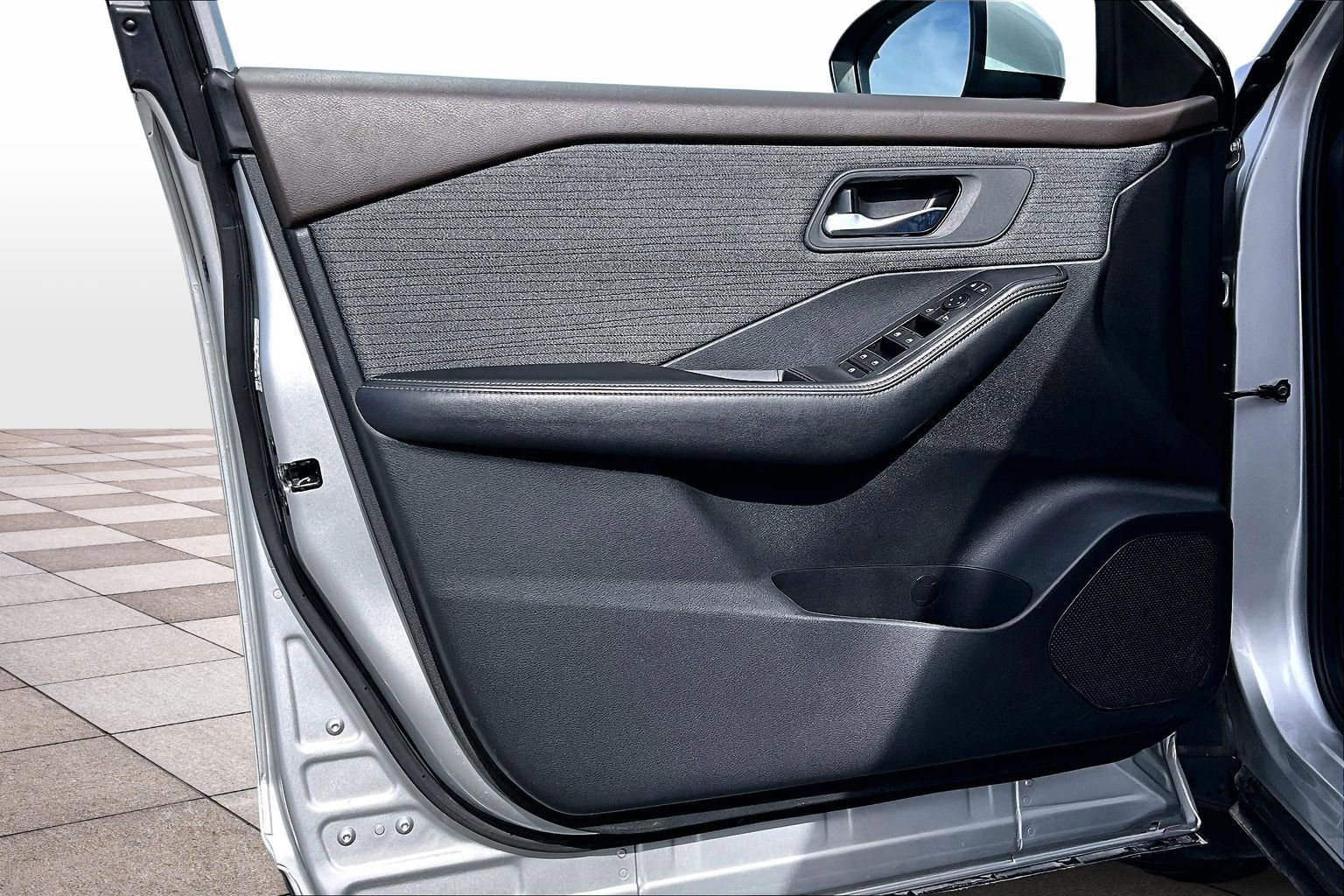 Used 2023 Nissan Rogue SV image 23